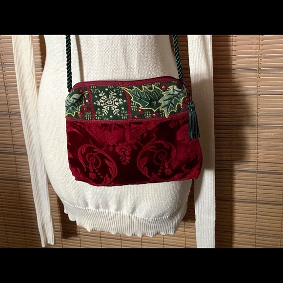 🎄Holiday crossbody bag. Deep red and green, perfect for this time of the year. - Picture 4 of 16